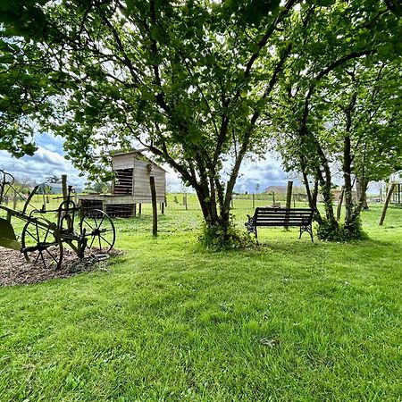 Mobilhome Sous Chalet En Bois A La Ferme Josnes Exterior photo