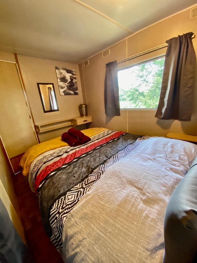 Mobilhome Sous Chalet En Bois A La Ferme Josnes Exterior photo