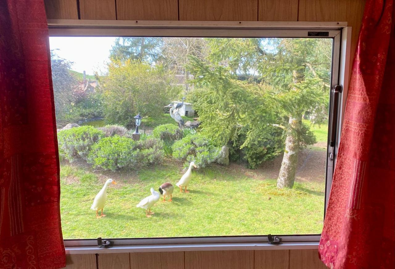 Mobilhome Sous Chalet En Bois A La Ferme Josnes Exterior photo