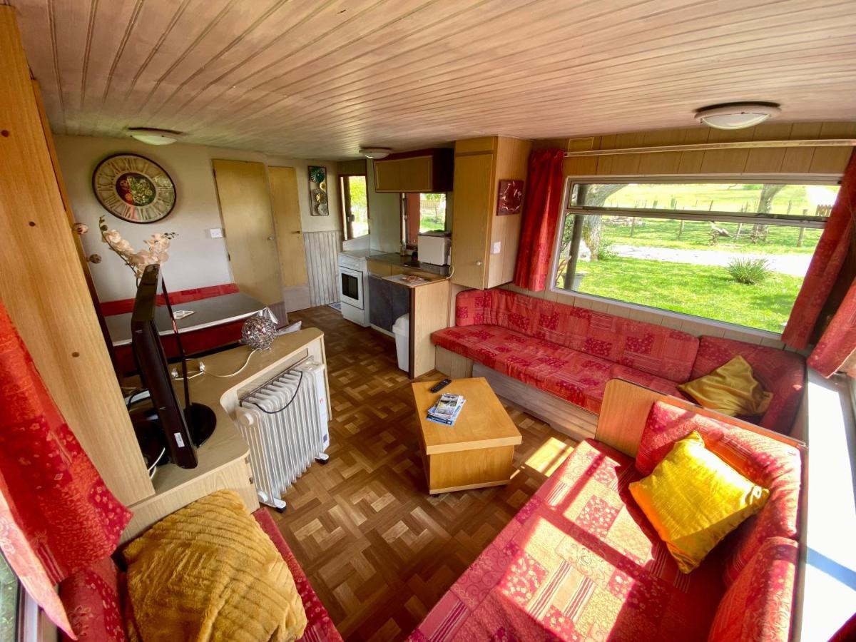 Mobilhome Sous Chalet En Bois A La Ferme Josnes Exterior photo