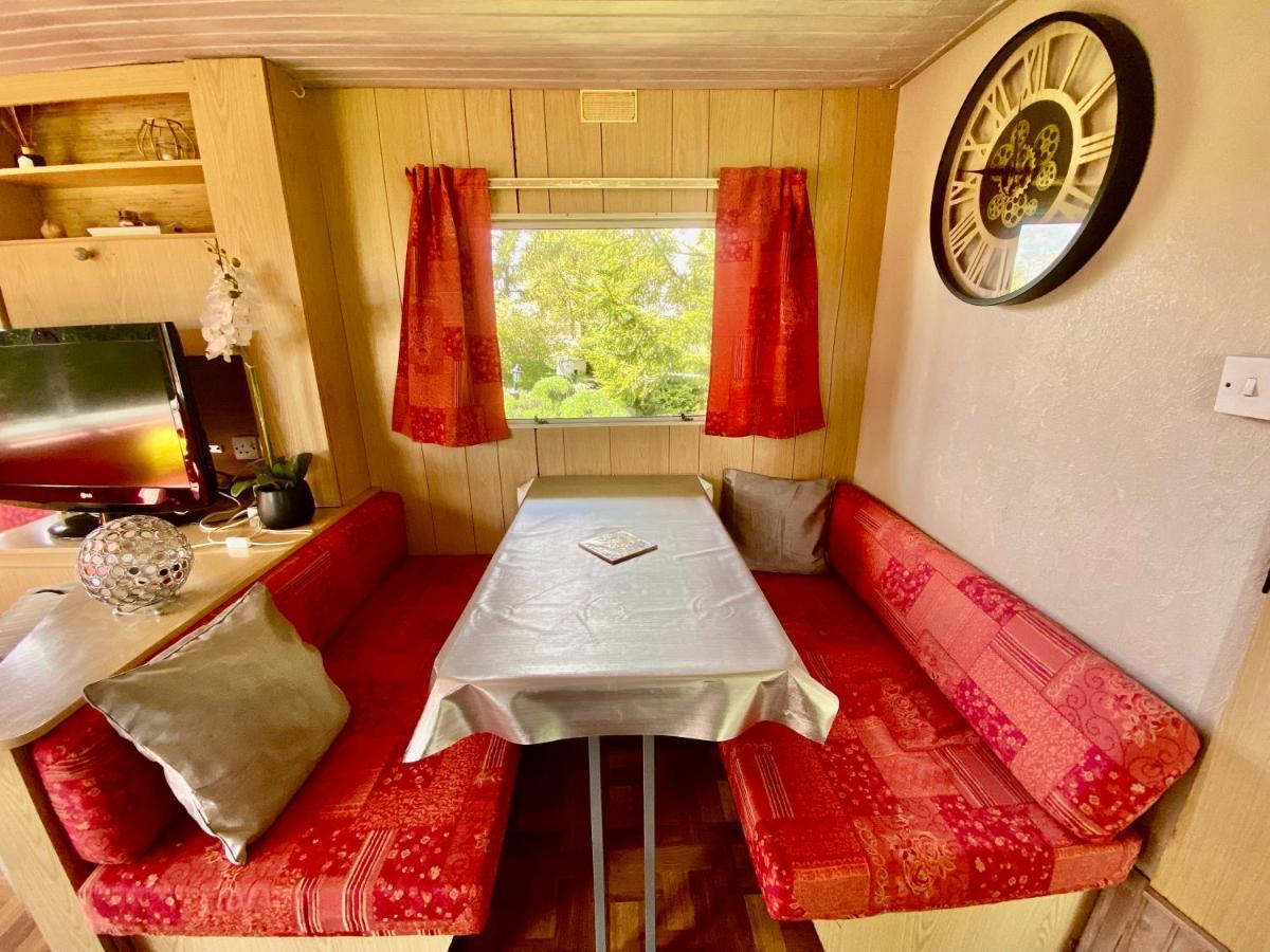 Mobilhome Sous Chalet En Bois A La Ferme Josnes Exterior photo