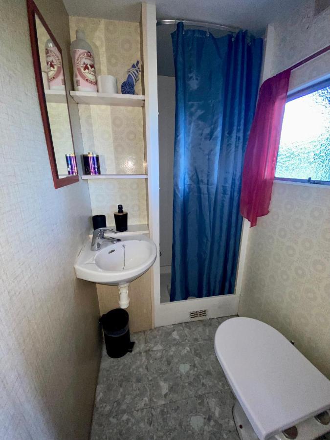 Mobilhome Sous Chalet En Bois A La Ferme Josnes Exterior photo